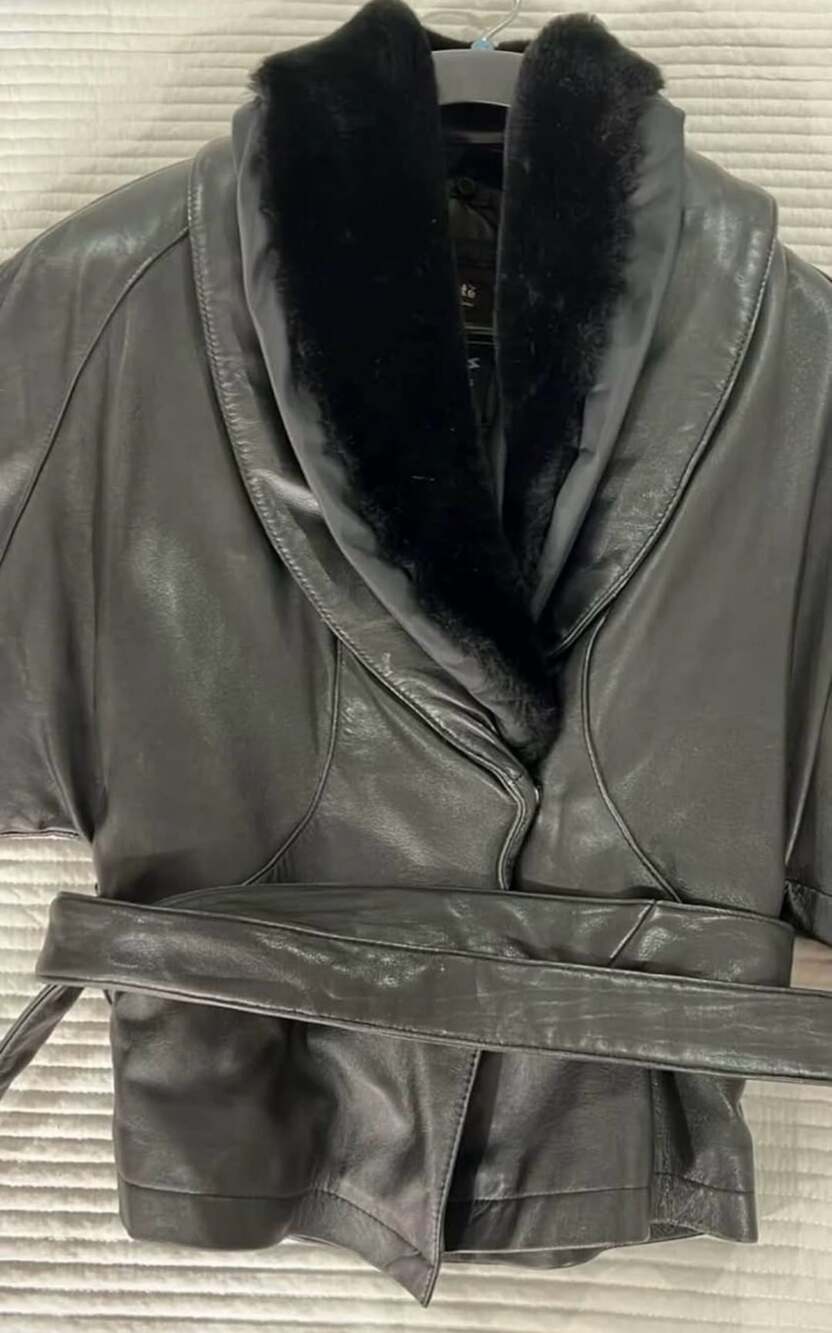 Wilsons Leather Belted Jacket Size M Black Leather Thinsulate Fur Collar
